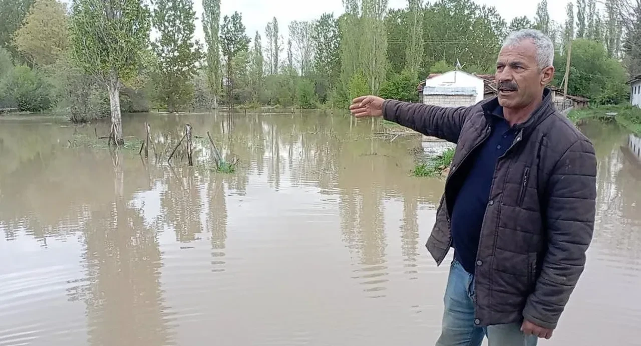 Tokat'ta Yeşilırmak'ın debisi yükseldi! Tarlalar ve yollar sular altında kaldı: Çedaş Köprüsü tedbir için yıkıldı