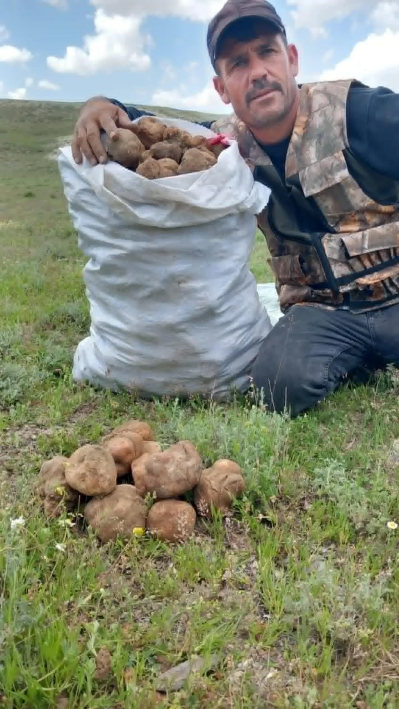 Toprağın altından servet çıkardı! Günde 40 kilo topluyor, parasıyla ev, araba ve arsa aldı