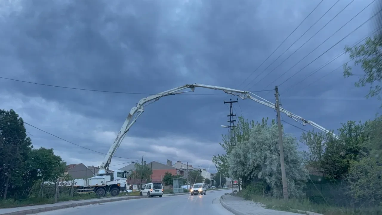 Trafiğe rağmen bulvarın üzerinden betonu böyle aktardılar