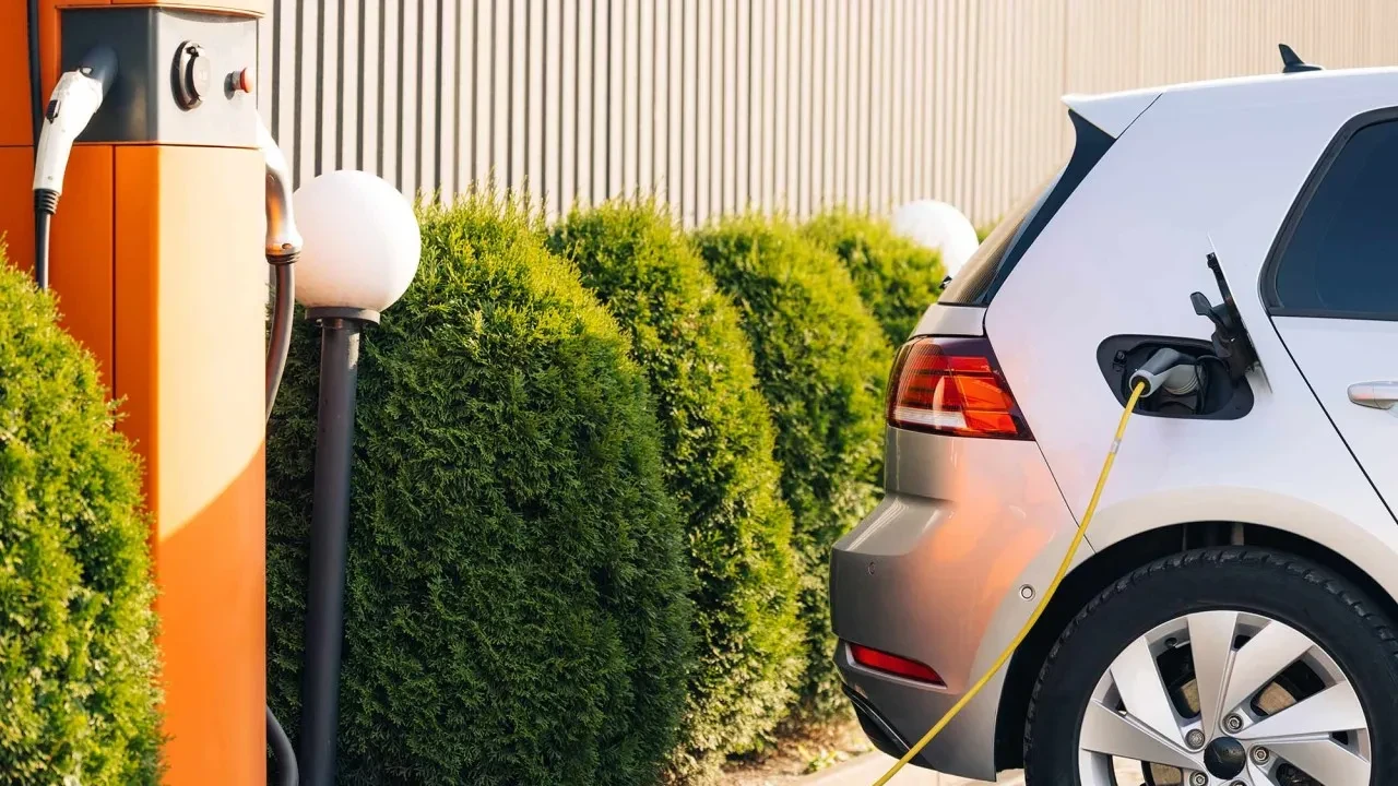 Uzun yolda en başarılı elektrikli otomobiller belli oldu: 500 kilometrelik zorlu otoyol testi sonuçlandı