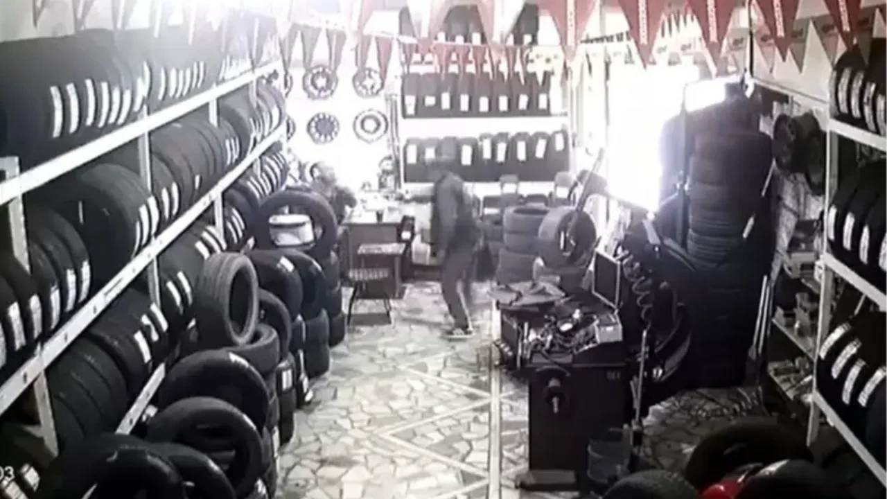 Alacaklı olduğu akrabasını vurdu! Saldırı anı kamerada