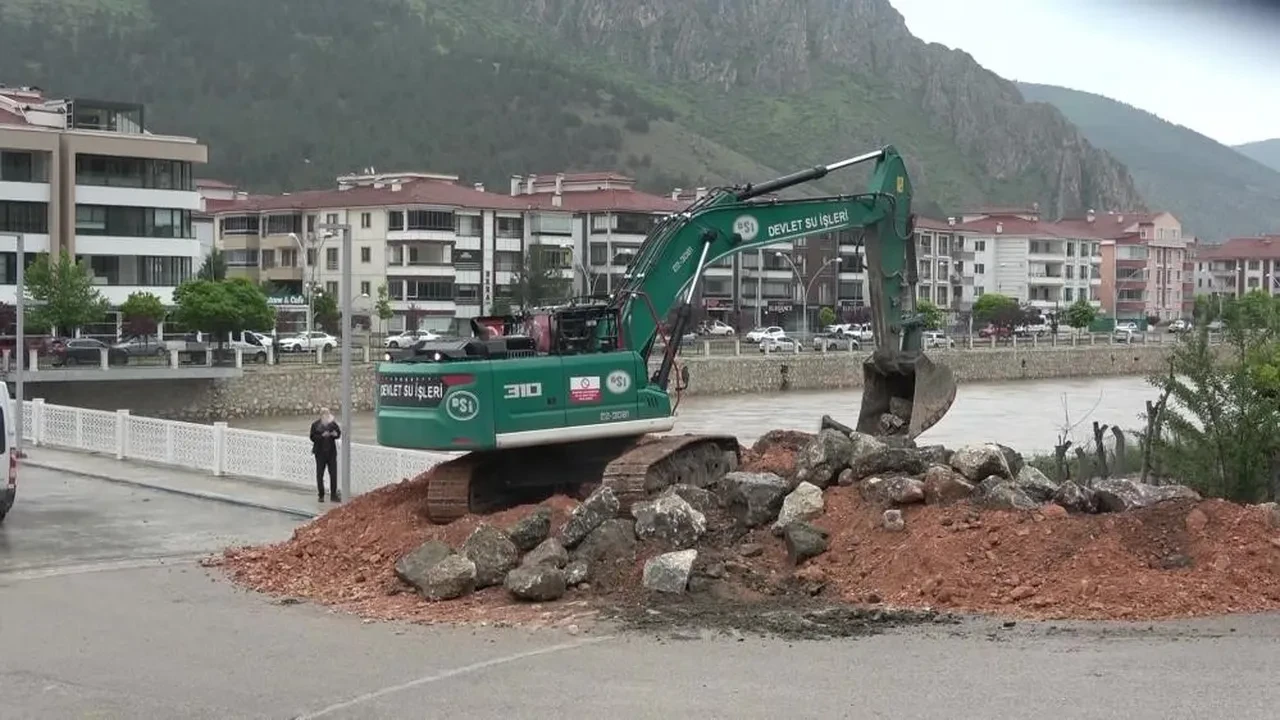 Amasya'da sel teyakkuzu: Merkez ve Taşova'da eğitime mola 
