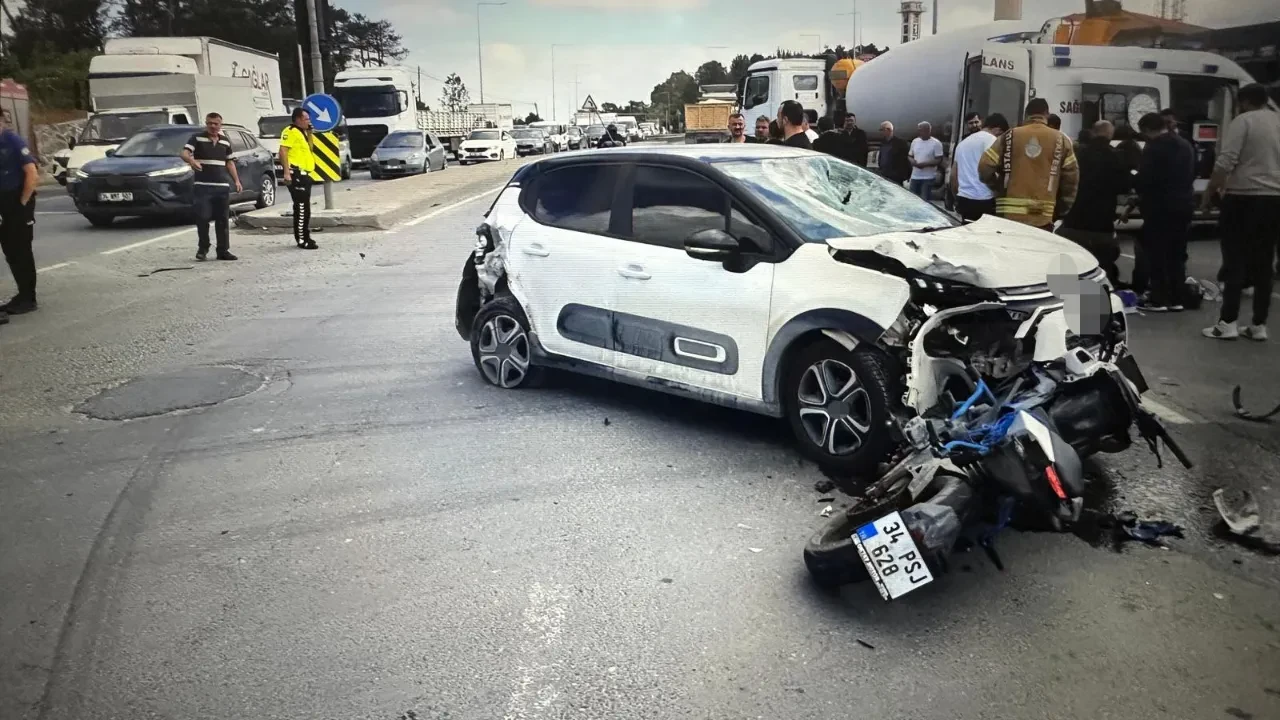 Arnavutköy’de zincirleme kaza: Otomobil karşı şeride geçip motosiklete çarptı! 5 yaralı var