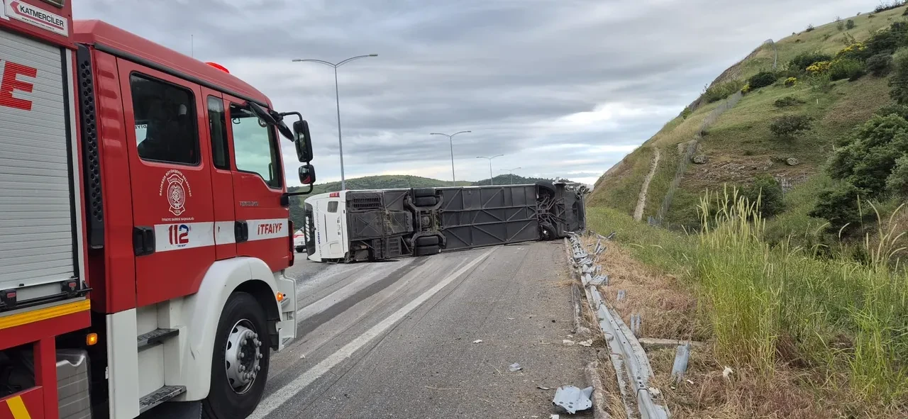 Balıkesir'de yolcu otobüsü devrildi! Feci kazada çok sayıda yaralı var