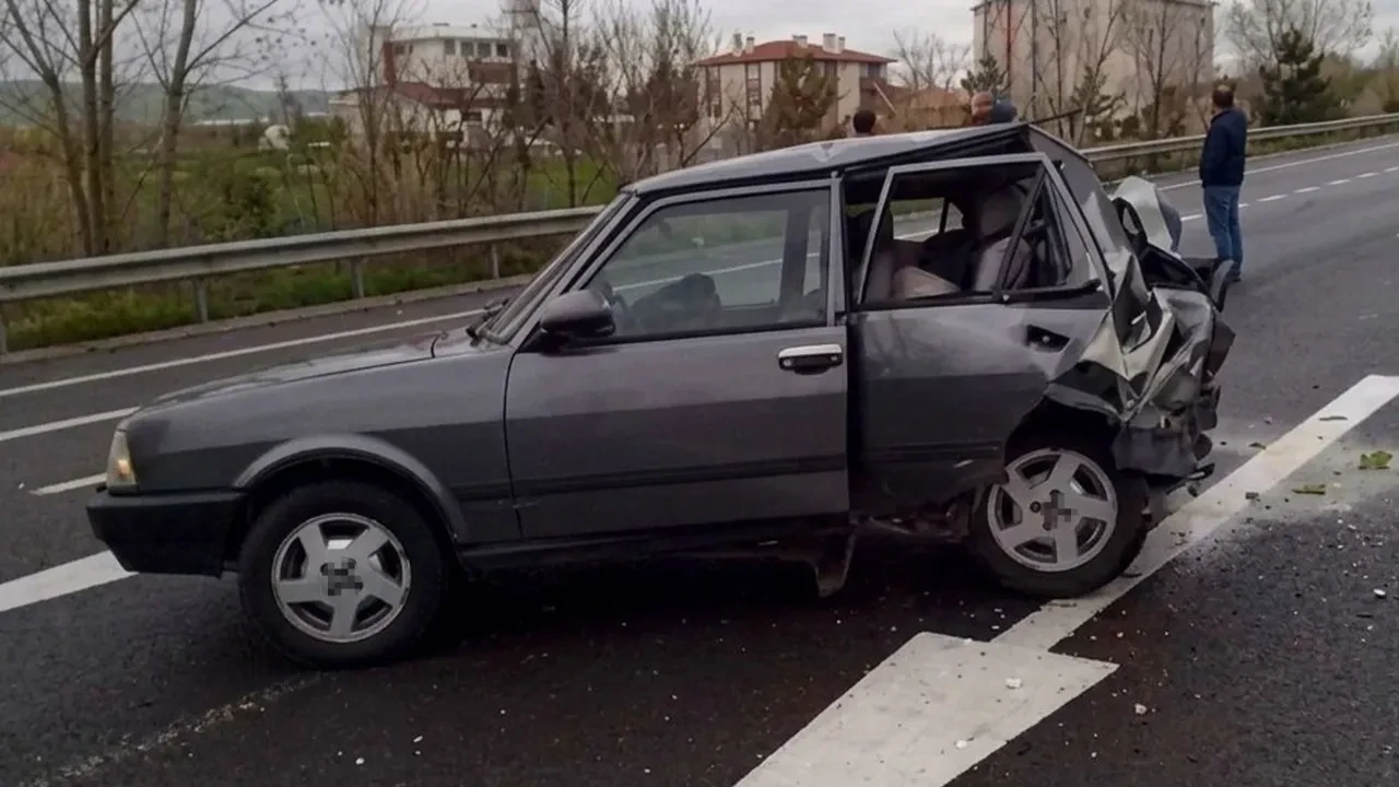 Çankırı'da katliam gibi kaza! Minibüs park halindeki otomobile çarptı: 3 ölü, 5 yaralı