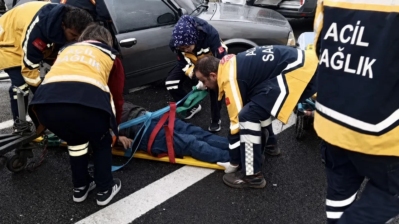 Çankırı'da katliam gibi kaza! Minibüs park halindeki otomobile çarptı: 3 ölü, 5 yaralı