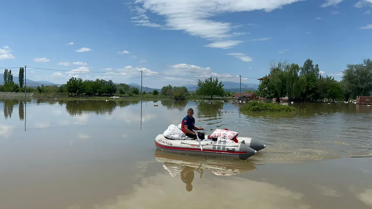 Tokat'ta taşkın alarmı! 70 ev boşaltıldı, okullar üç gün tatil edildi