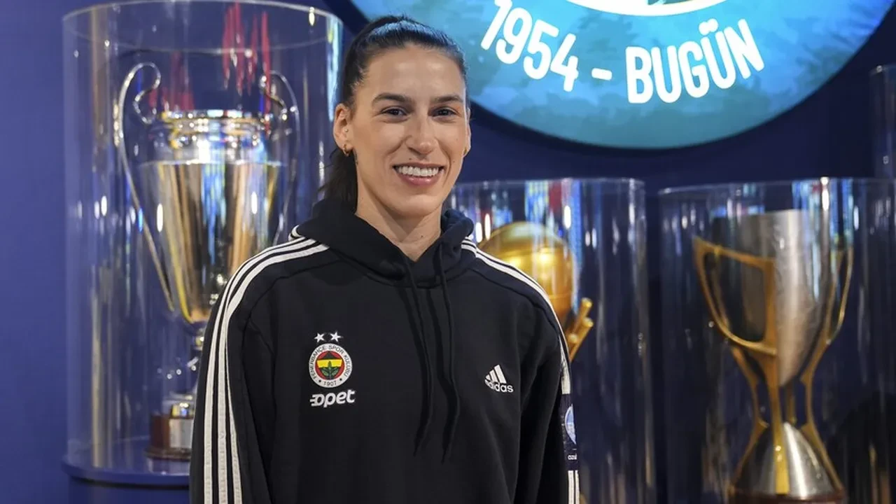 Fenerbahçe ayrılığı resmen açıkladı! Milli oyuncu Galatasaray'a transfer oluyor