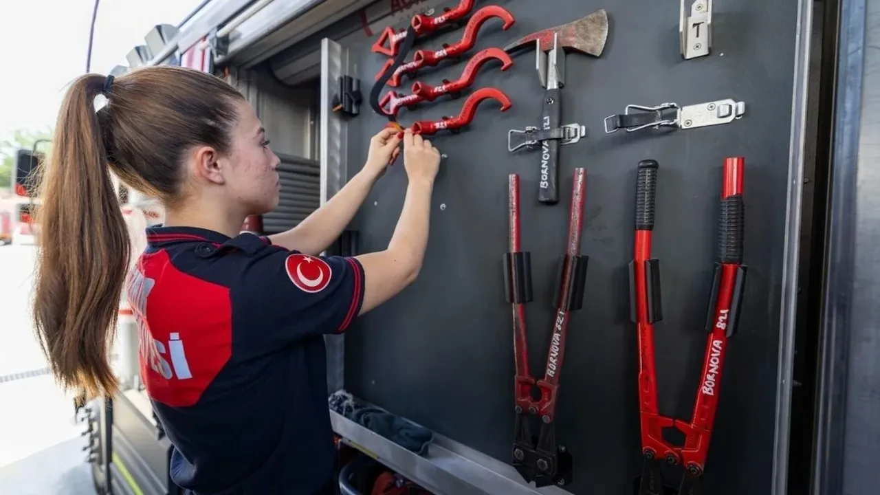 İzmir’in en genç itfaiyecileri oldular! Can kurtarmak için omuz omuza