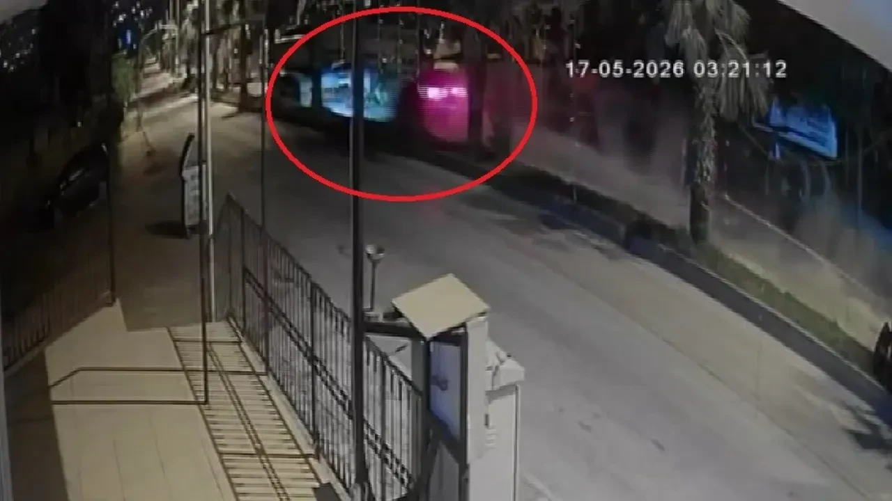 Kapalı yolu fark etmedi: Otomobil iş makinesine ok gibi saplandı