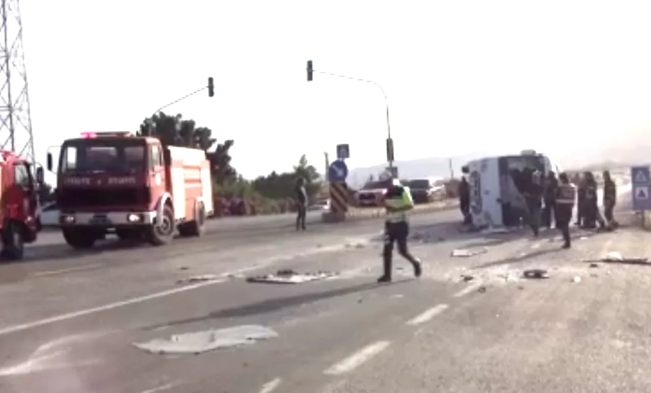 Mersin'de feci kaza! Öğrenci servisi devrildi: Çok sayıda yaralı var