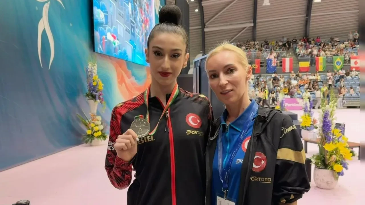 Milli cimnastikçi Hatice Gökçe Emir'den tarihi madalya