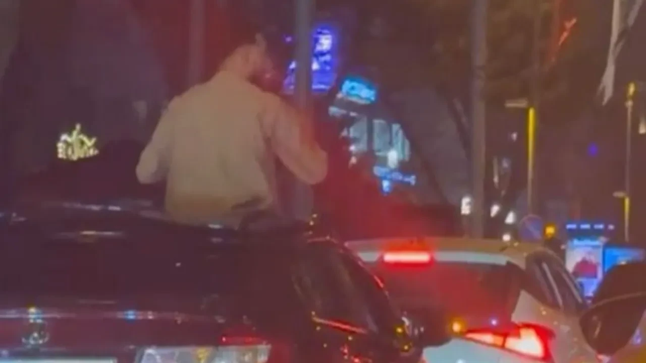 Otomobilin sunroofuna çıkan gençten pişkin savunma: Çıkalım diye yapmışlar