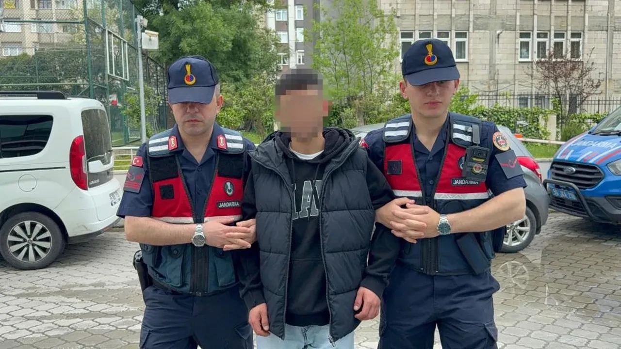Samsun'da kan donduran olay: Yolu kesilip darp edilen şahıs yaşam savaşı veriyor, 17 yaşındaki saldırgan serbest