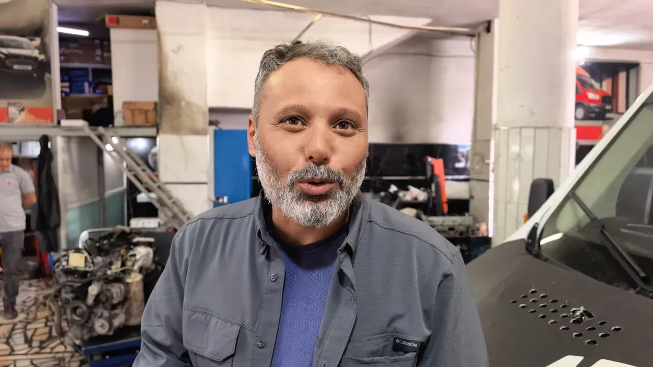 Seyir halindeki kamyonetin motor kısmına oturdu: Canını hiçe sayan tamircinin sebebi pes dedirtti