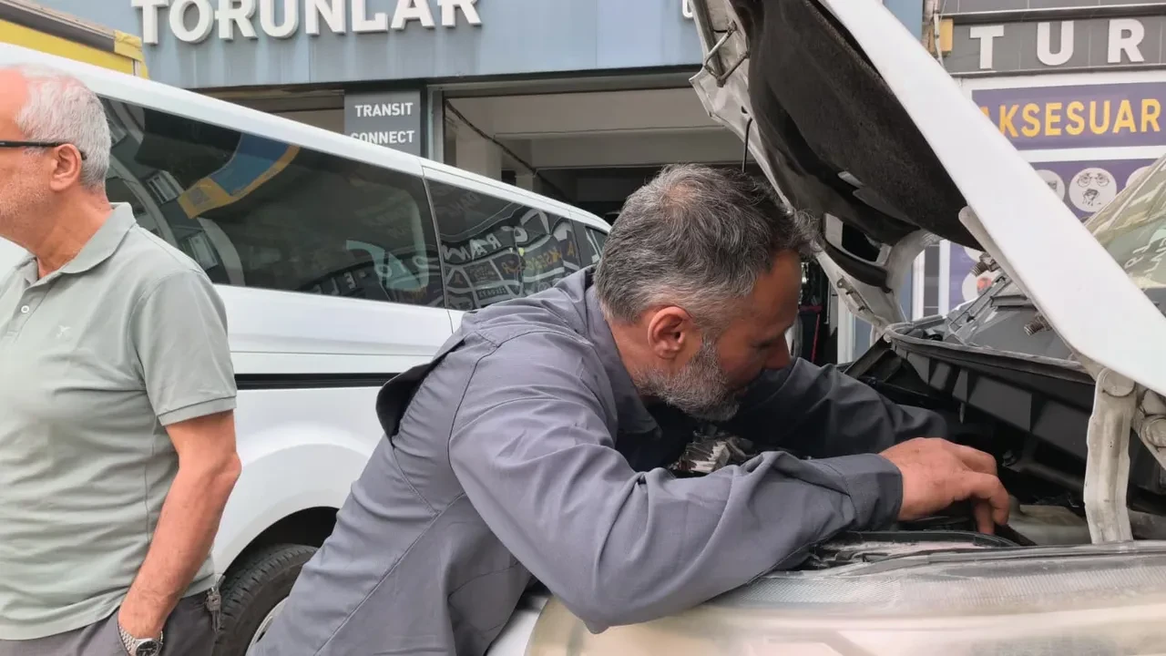 Seyir halindeki kamyonetin motor kısmına oturdu: Canını hiçe sayan tamircinin sebebi pes dedirtti