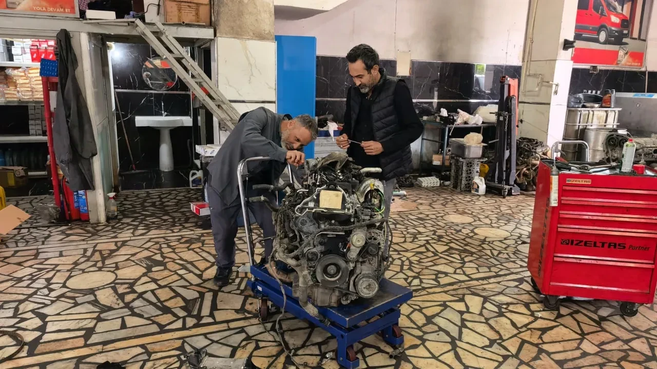 Seyir halindeki kamyonetin motor kısmına oturdu: Canını hiçe sayan tamircinin sebebi pes dedirtti