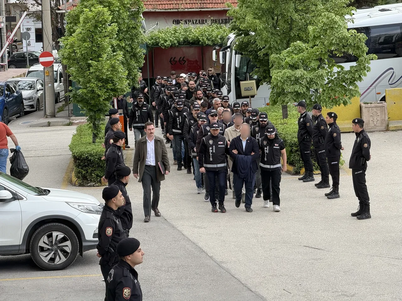 Tepebaşı Belediyesi'nde işten atılan kadından çarpıcı iddia: "Başkanı uyarmak istedim, güvenlikle odadan attılar"