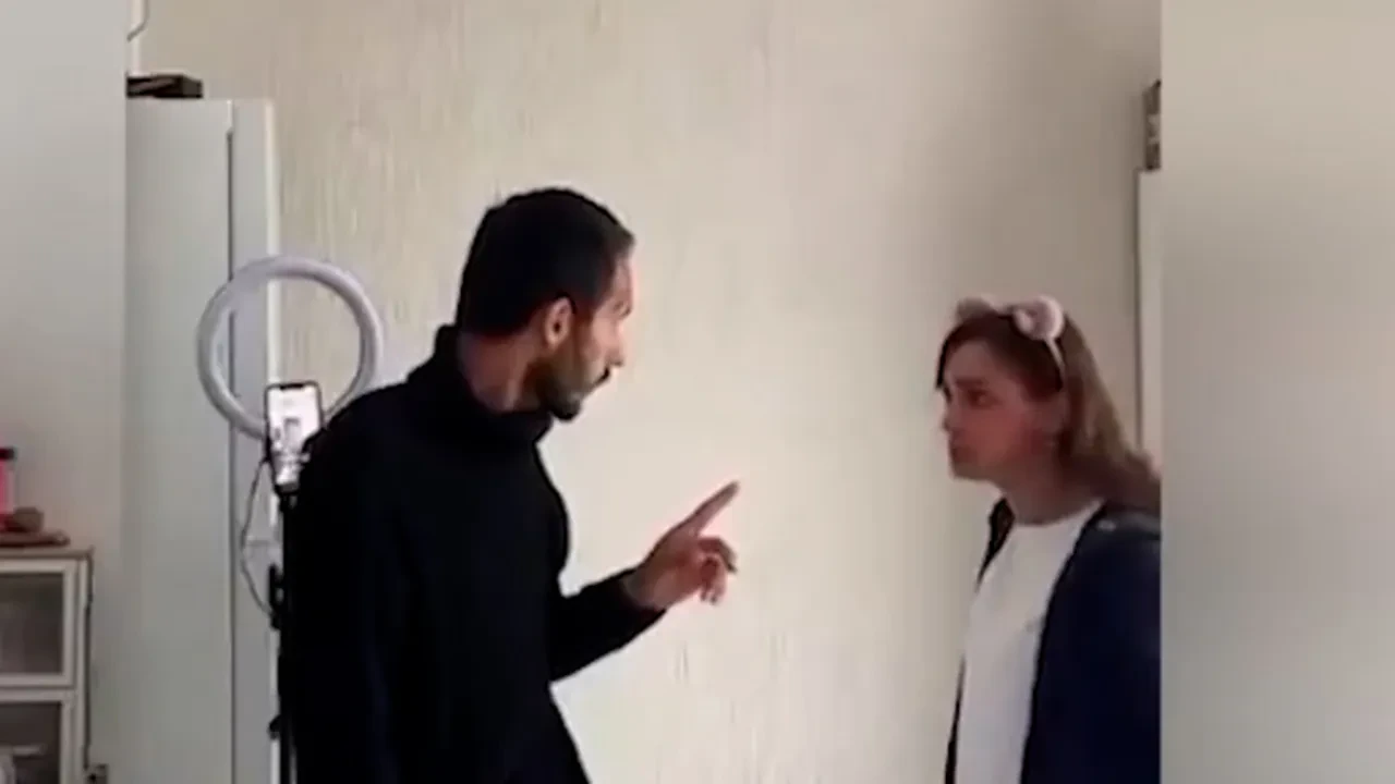TikTok'ta dayak rezaleti! Canlı yayında eşine şiddet uyguladı: Gelen tepkilere böyle cevap verdi