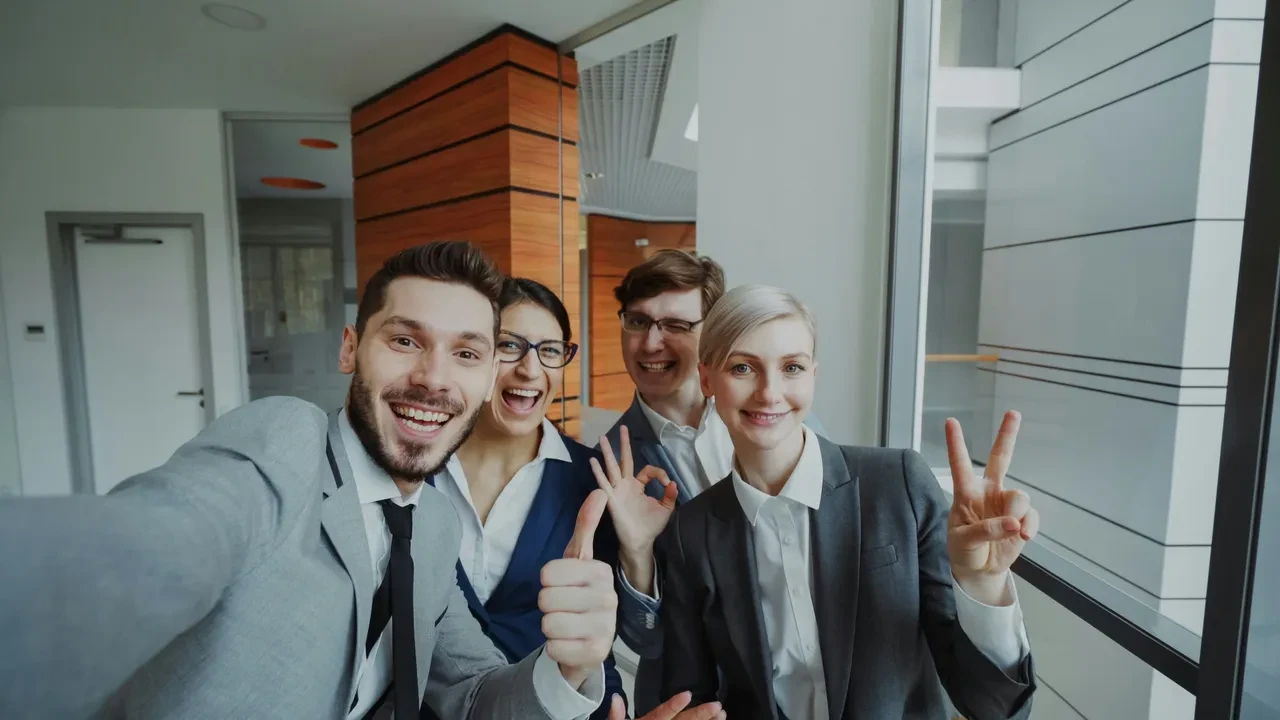 Yapay zekâ selfie’den parmak izi çalabilir