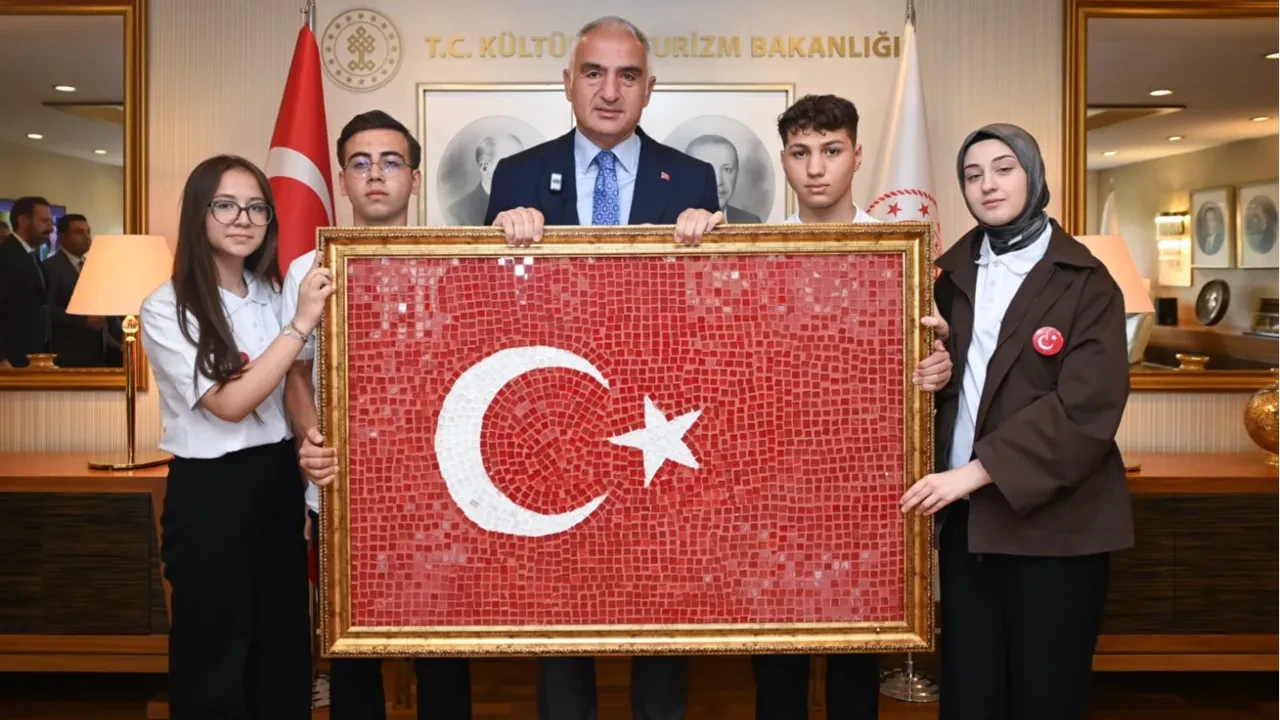 Bakan Ersoy, 19 Mayıs’ta genç sanatçıları bakanlıkta ağırladı! Gençlerin el emeği Türk bayrağı Bakan Ersoy’a takdim edildi