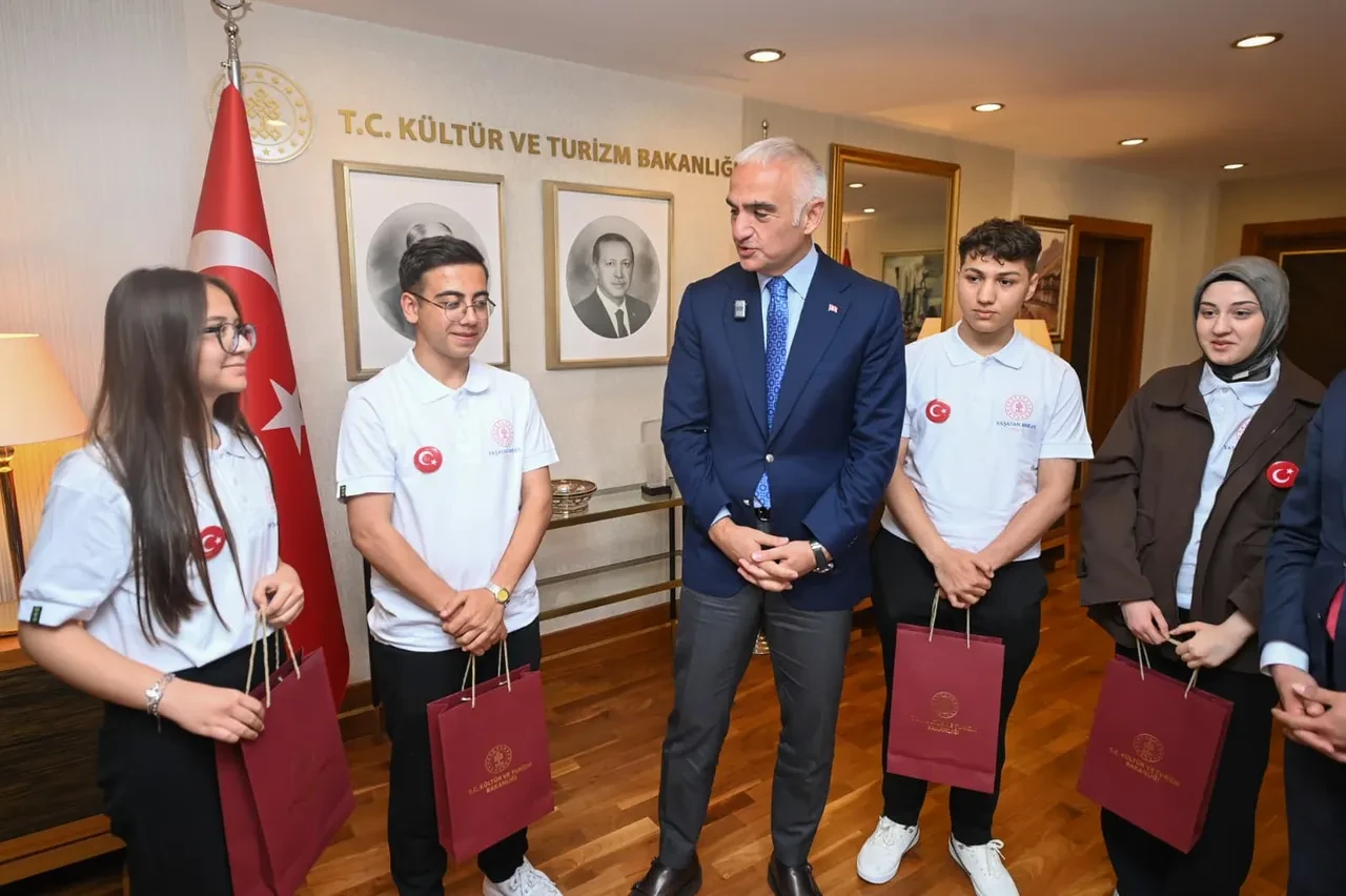 Bakan Ersoy, 19 Mayıs’ta genç sanatçıları bakanlıkta ağırladı! Gençlerin el emeği Türk bayrağı Bakan Ersoy’a takdim edildi