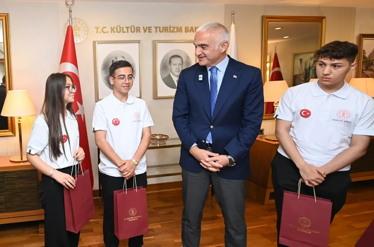 Bakan Ersoy, 19 Mayıs’ta genç sanatçıları bakanlıkta ağırladı! Gençlerin el emeği Türk bayrağı Bakan Ersoy’a takdim edildi