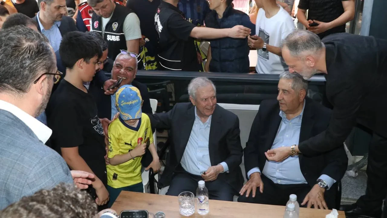 Fenerbahçe'de başkan adayı Aziz Yıldırım, taraftarlarla buluştu