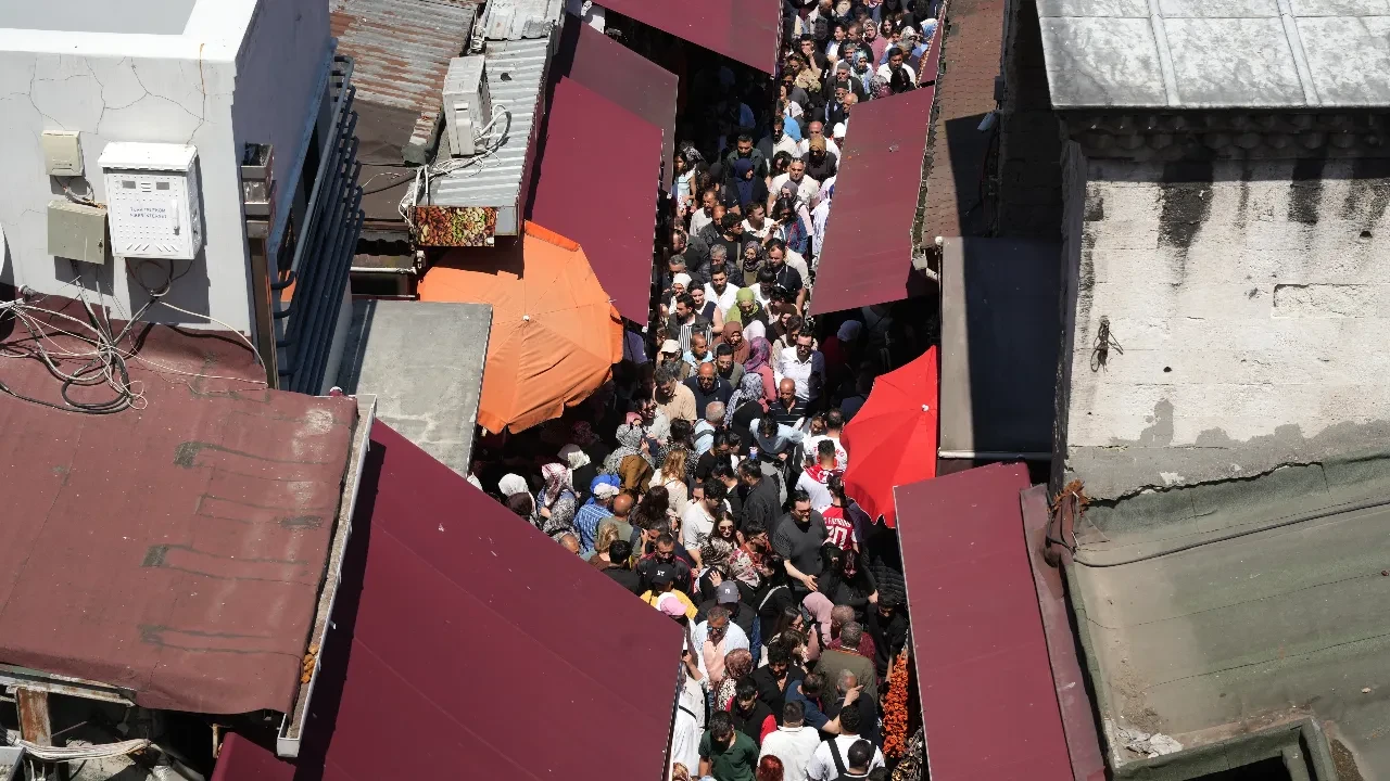İstanbullular resmi tatili fırsat bildi: Eminönü’nde adım atacak yer kalmadı
