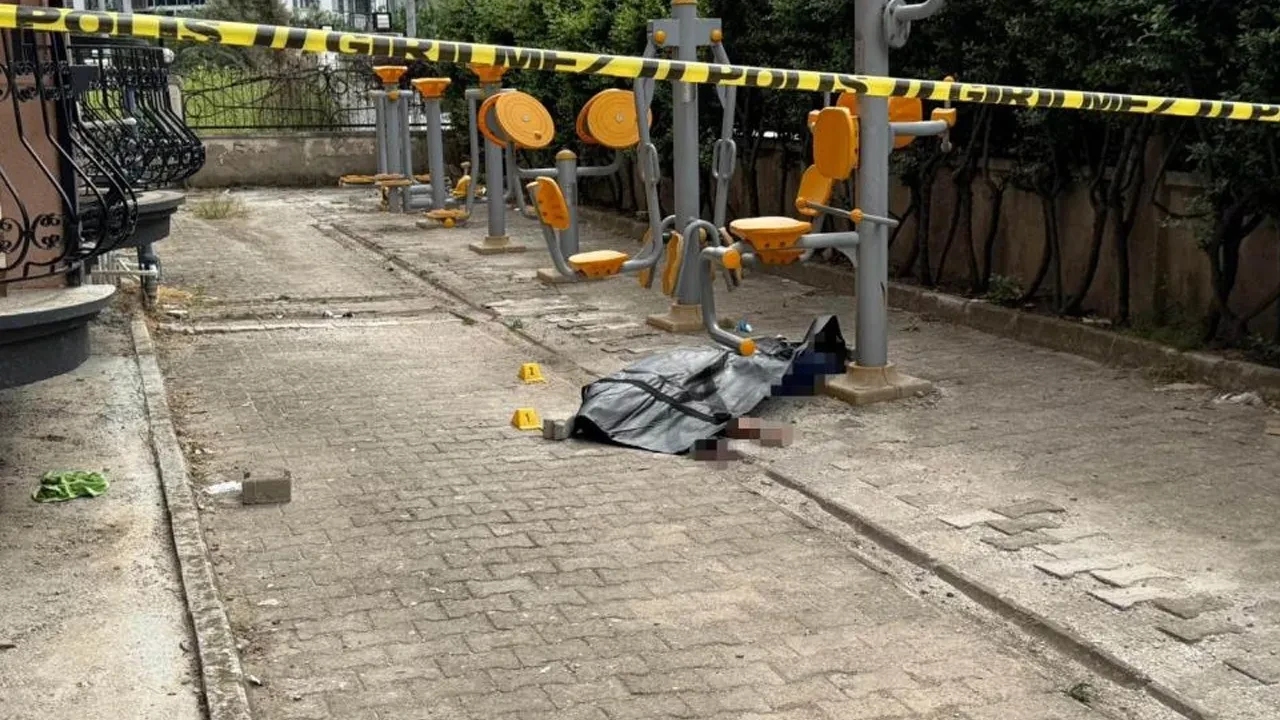 İzmir'de eşiyle cam silen 70 yaşındaki adam 4. kattan düşerek hayatını kaybetti