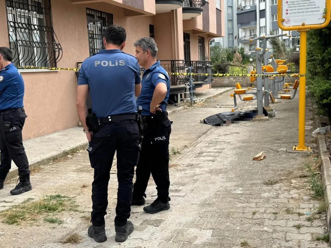 İzmir'de eşiyle cam silen 70 yaşındaki adam 4. kattan düşerek hayatını kaybetti