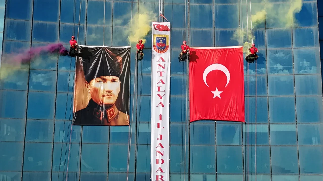 JAK timi, halatla sarktıkları 64 metre yükseklikte Türk bayrağı açtı