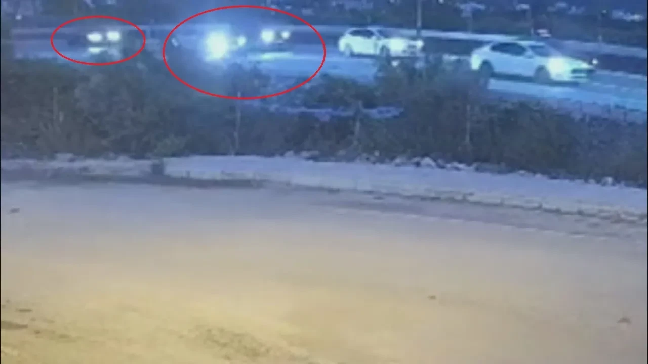 Kırmızı ışıkta bekleyen araçlara ok gibi saplandı! Korkunç kaza kamerada