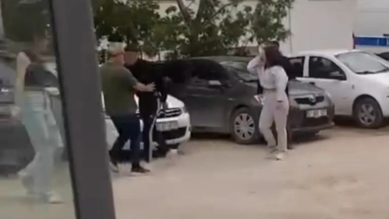Kız kavgasında çığlık çığlığa anlar! Az kalsın yaşlı adamı bıçaklıyorlardı: Korku dolu anlar kamerada 