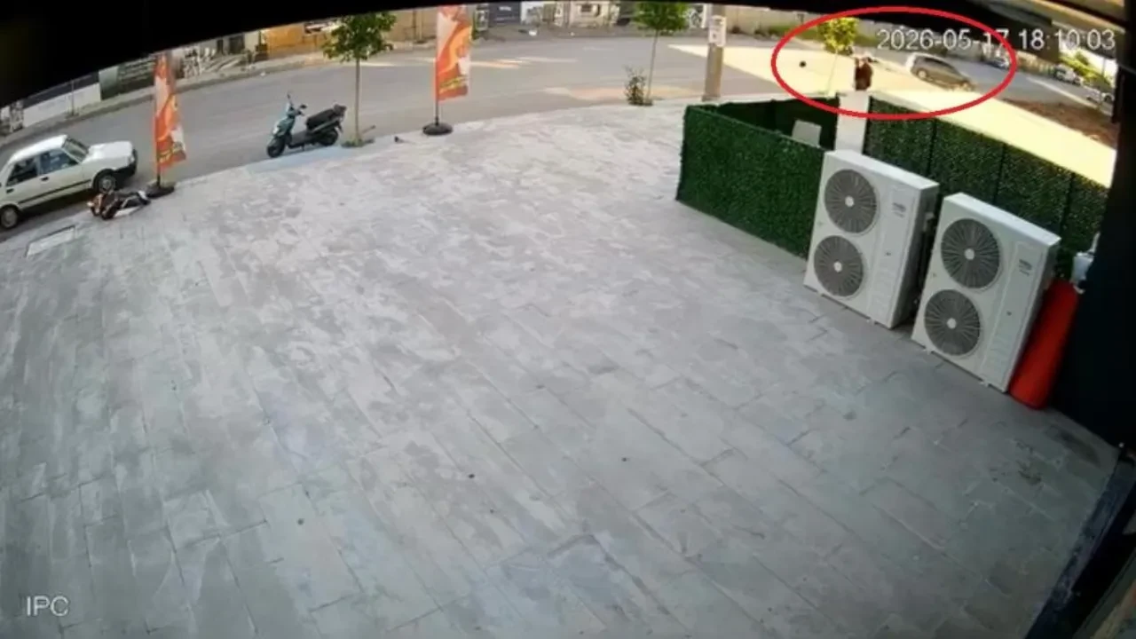 Motosiklet sürücüsü böyle fırladı! Kameralar o an kayıttaydı 