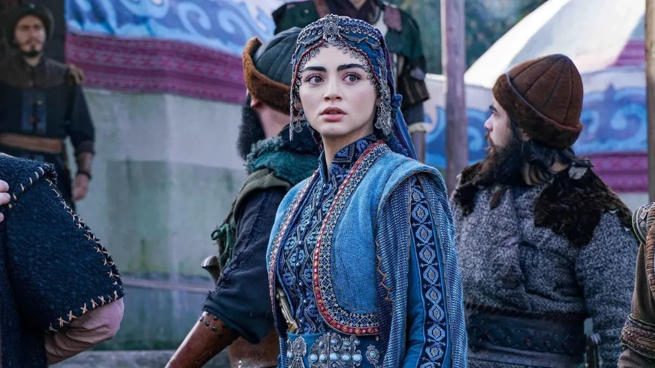 Özge Törer’in yeni projesi belli oldu! Eve Giden Yol dizisiyle ekranlara dönüyor