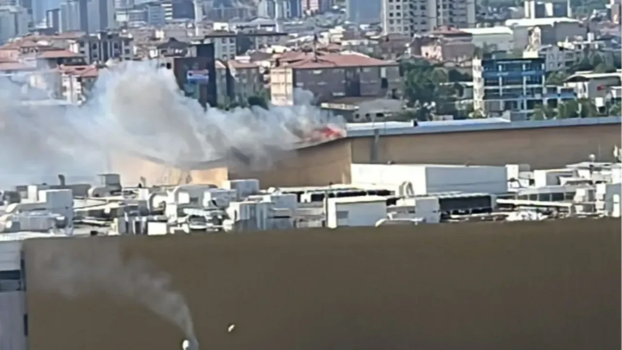 Pendik Neomarin AVM'nin çatısında korkutan yangın: Vatandaşlar tahliye edildi