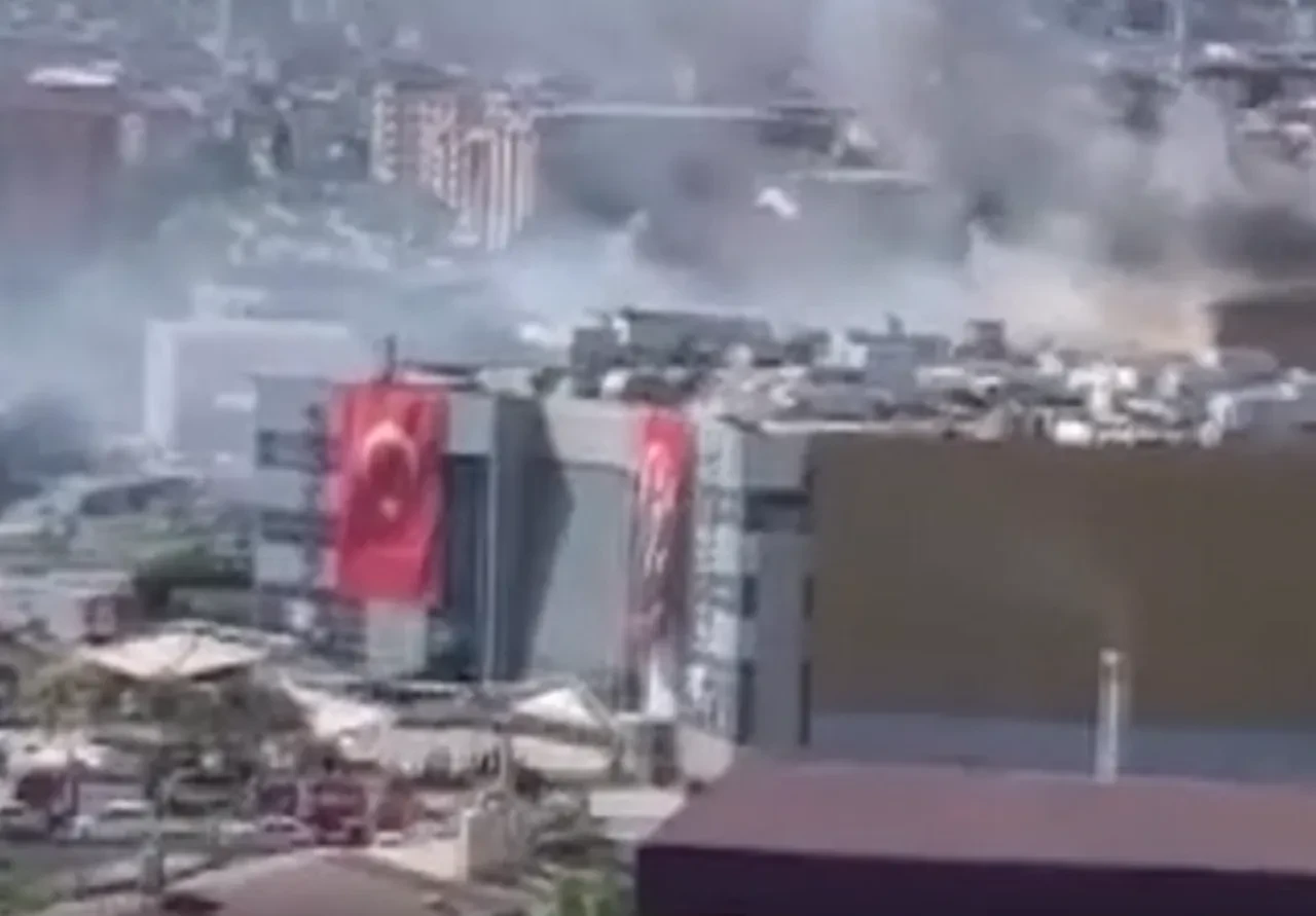 Pendik Neomarin AVM'nin çatısında korkutan yangın: Vatandaşlar tahliye edildi