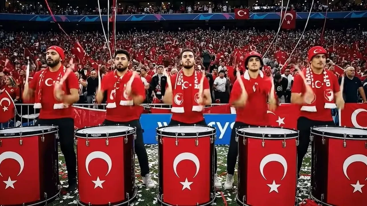 Rafet El Roman’ın Milli Takım şarkısı sosyal medyayı ikiye böldü! “Doludizgin” eleştiri yağmuruna tutuldu