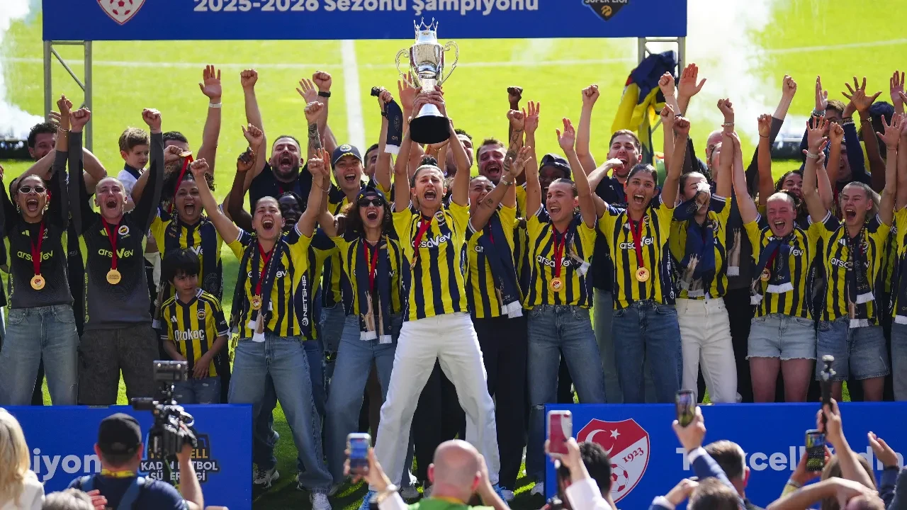 Şampiyon Fenerbahçe kupasına kavuştu! Statta kutlama düzenlendi