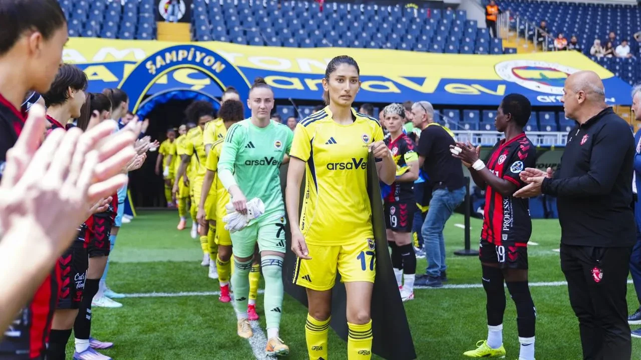 Şampiyon Fenerbahçe kupasına kavuştu! Statta kutlama düzenlendi