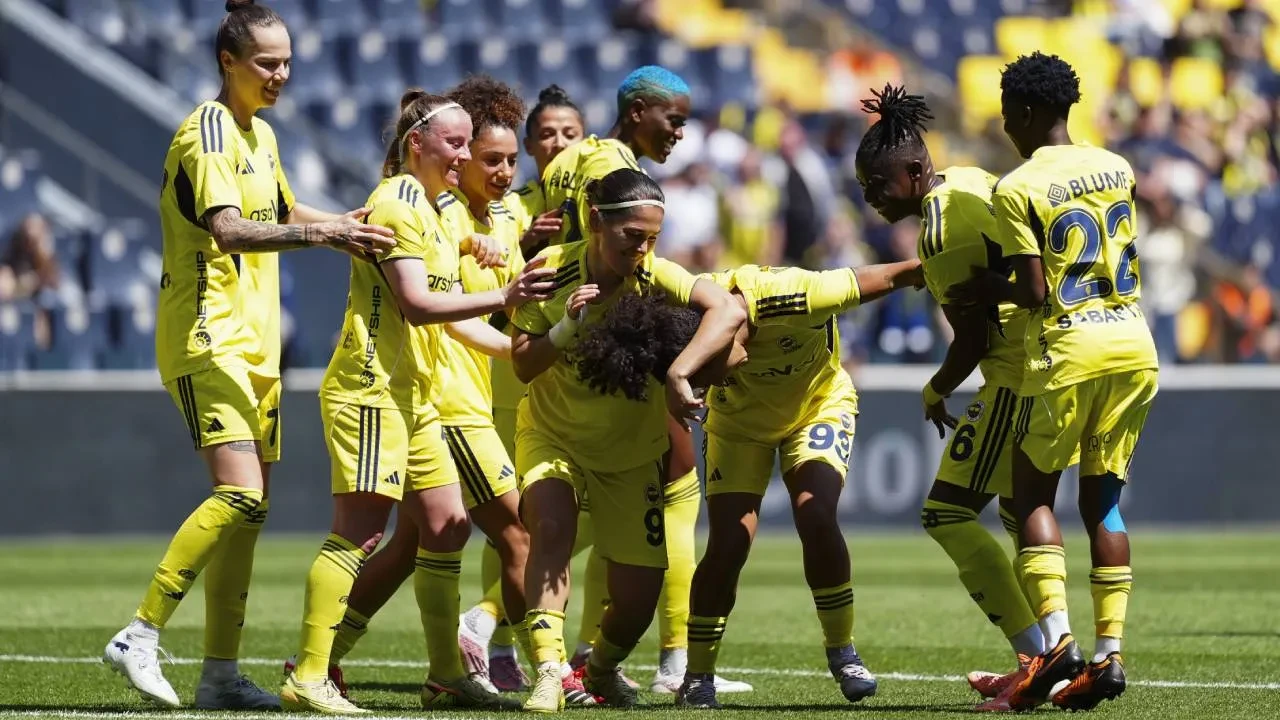 Şampiyon Fenerbahçe kupasına kavuştu! Statta kutlama düzenlendi