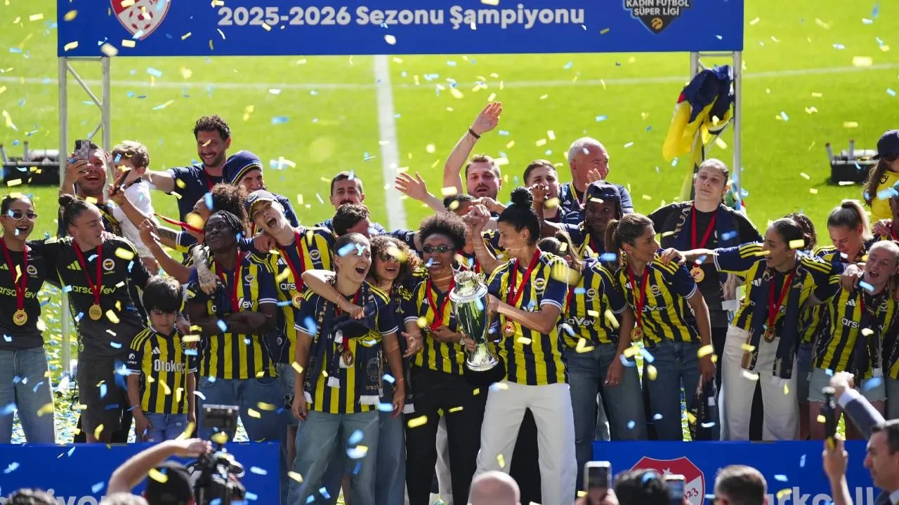 Şampiyon Fenerbahçe kupasına kavuştu! Statta kutlama düzenlendi