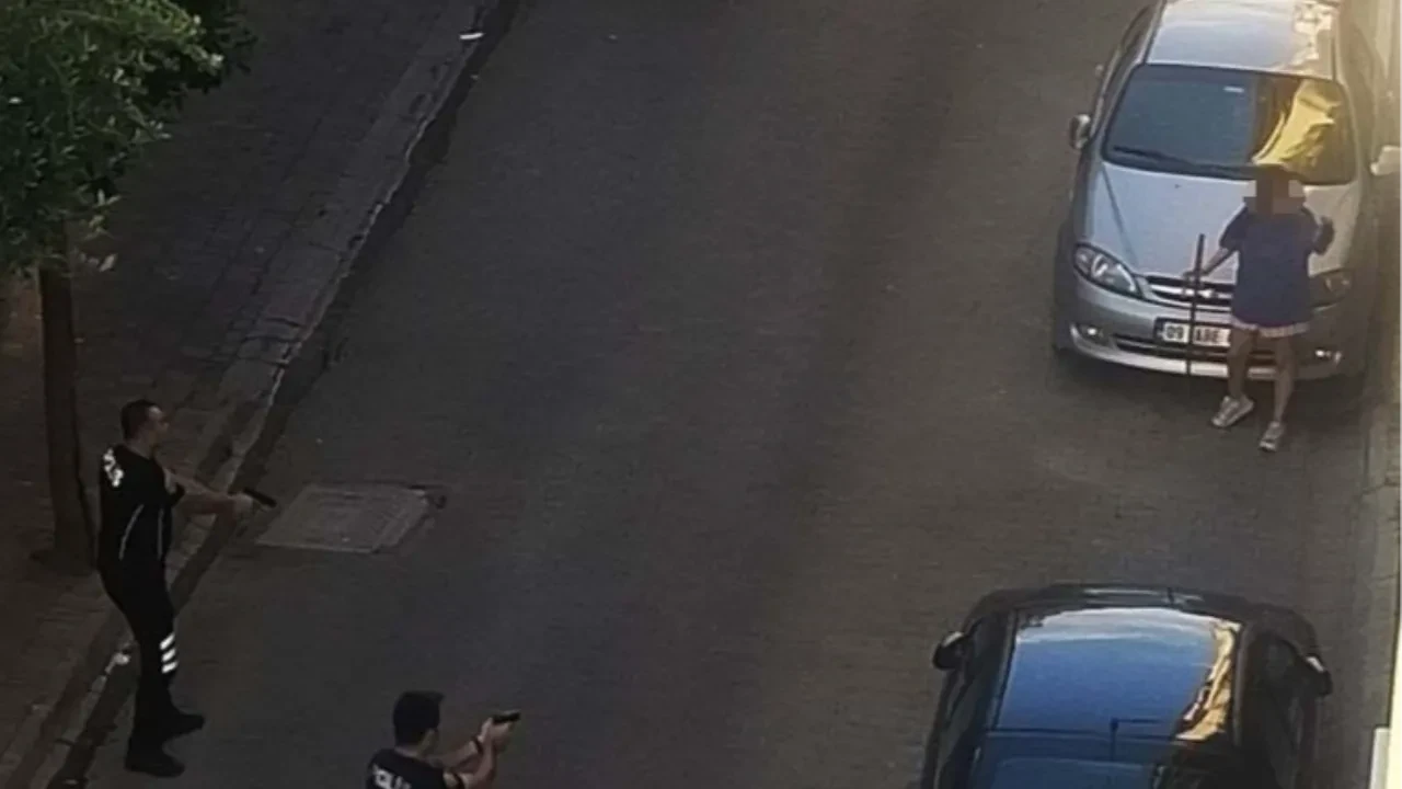 Samuray kılıçlı genç kız sokakta dehşet saçtı! Korku dolu anlar kamerada