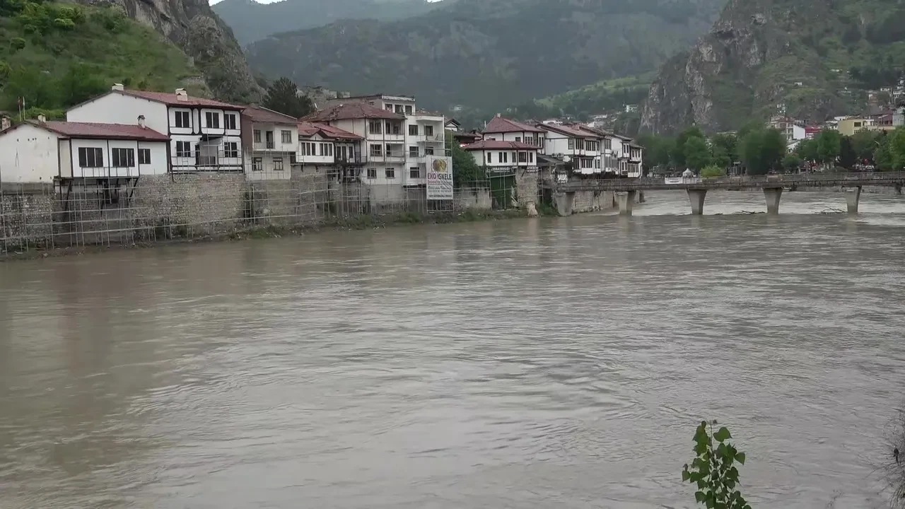 Tokat ve Amasya'da kritik bekleyiş! Barajlar alarm verdi: Evler tahliye edildi, iş makineleriyle set örülüyor
