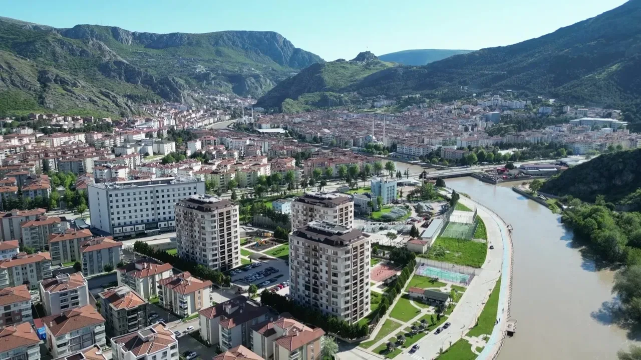 Tokat ve Amasya'da kritik bekleyiş! Barajlar alarm verdi: Evler tahliye edildi, iş makineleriyle set örülüyor