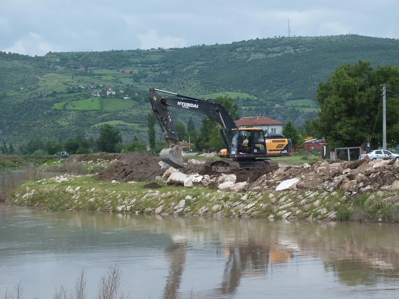 Tokat ve Amasya'da kritik bekleyiş! Barajlar alarm verdi: Evler tahliye edildi, iş makineleriyle set örülüyor