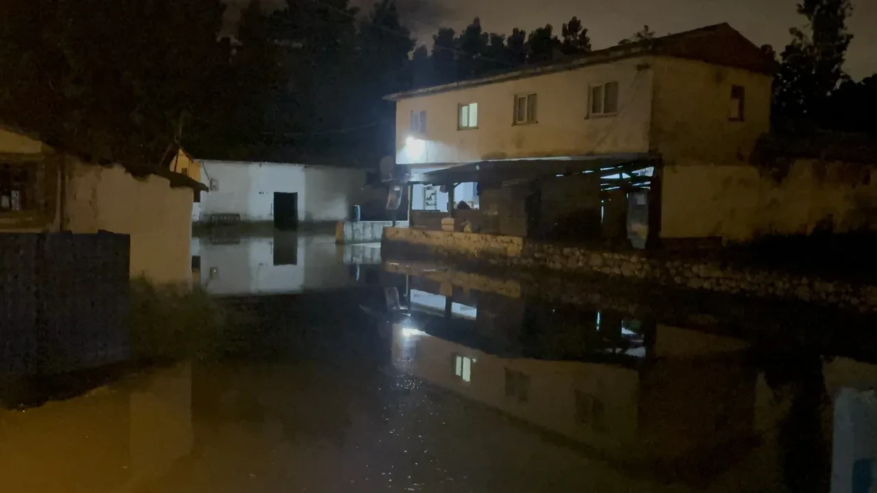 Tokat ve Amasya'da kritik bekleyiş! Barajlar alarm verdi: Evler tahliye edildi, iş makineleriyle set örülüyor