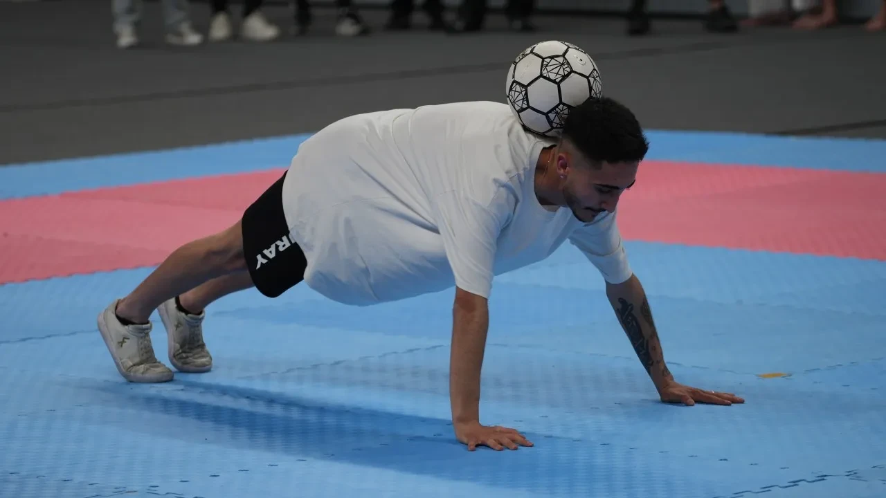 Topu dakikalarca yere düşürmedi: 22 yaşındaki genç yeteneğin freestyle gösterisi gündem oldu