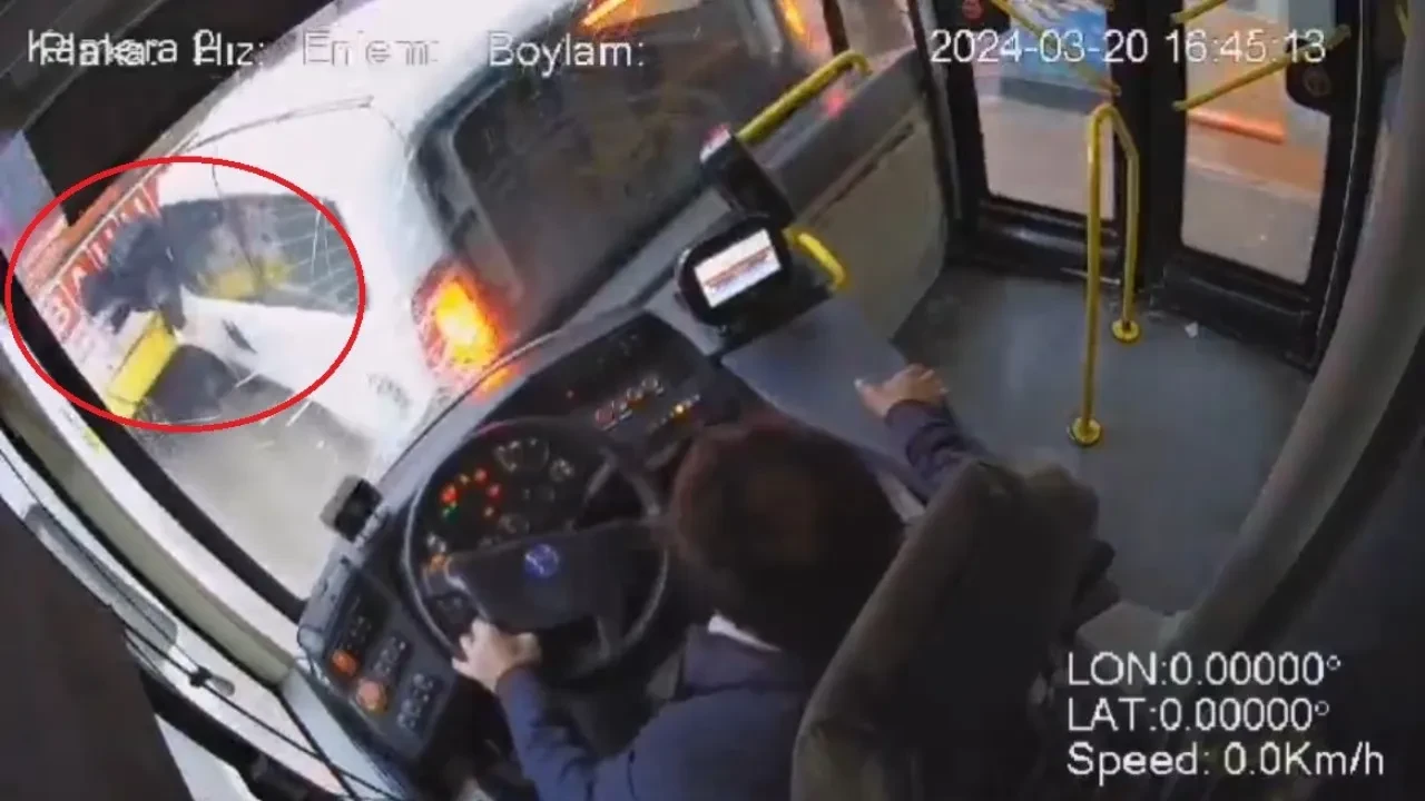 Uykuya dalan otobüs şoförü araca çarptı, lise öğrencisi 2 araç arasında sıkıştı